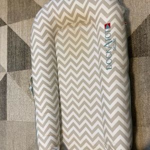 Dockatot Deluxe plus extra cover